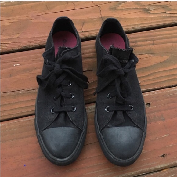 all black airwalk shoes